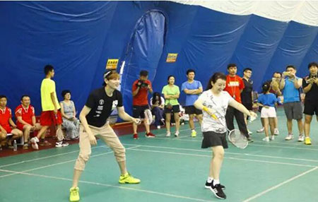 5世界羽毛球冠軍鮑春來，著名演員關(guān)玲與選手打友誼賽.jpg