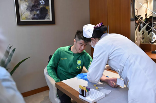 9慈銘奧亞醫(yī)護人員給中赫國安球員采血.jpg
