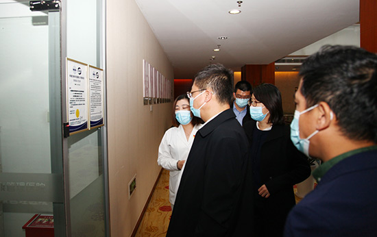 2常司長參觀醫(yī)學(xué)檢驗中心.jpg