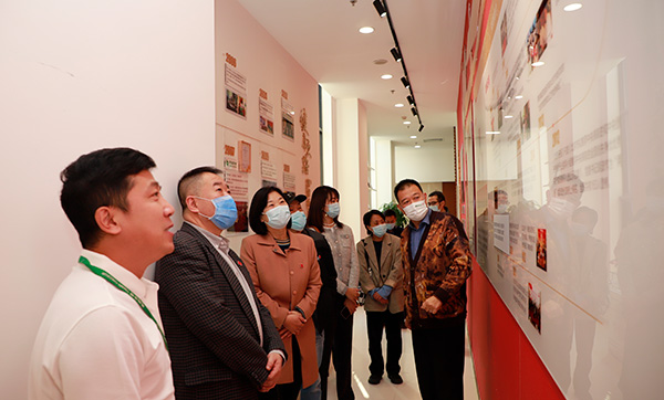 7慈銘集團聯席總裁韓圣群與黨委副書記陳金珠陪同市、區紅十字會領導參觀了慈銘黨建墻.jpg